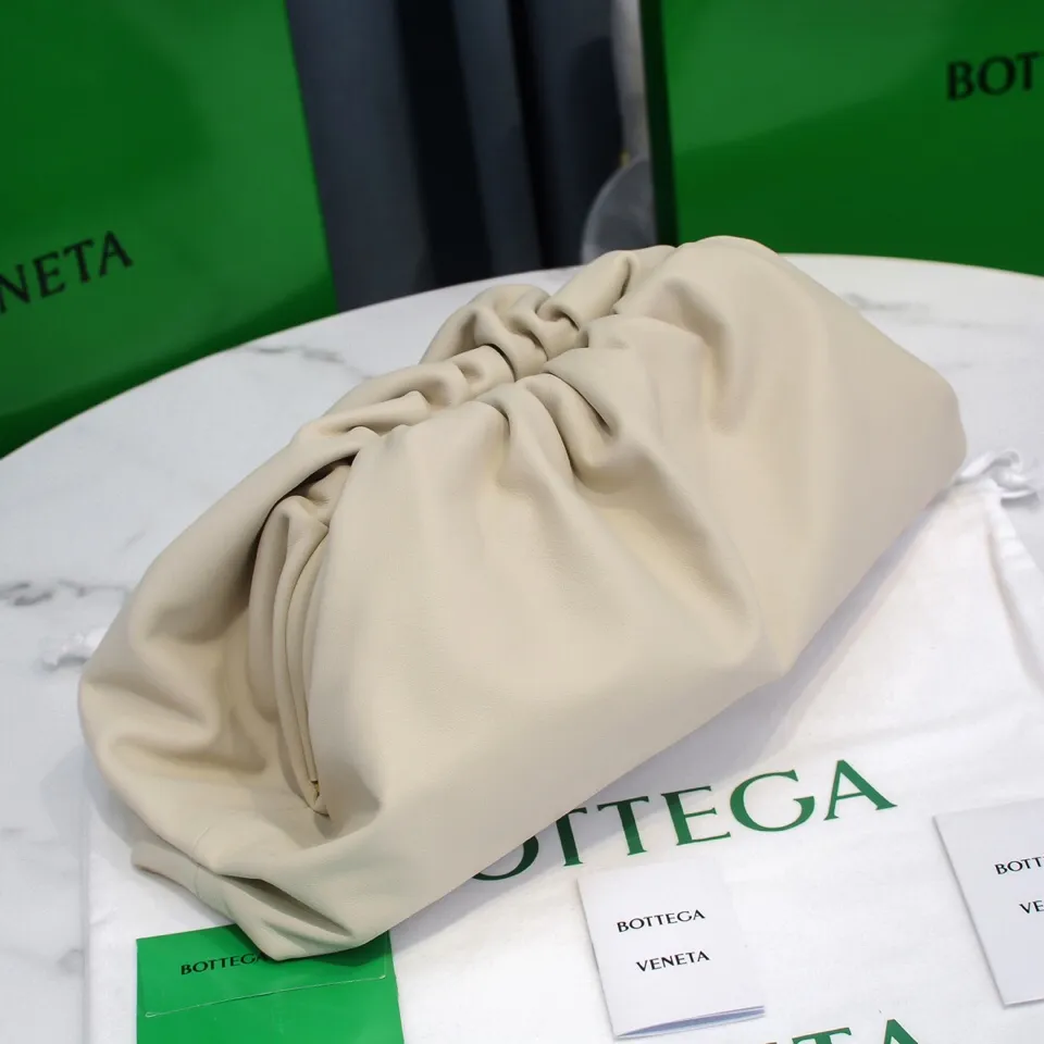 Batch 1660 Bottega Veneta cloud bag ☁️POUCH series original plain calfskin, super low-key and attractive, soft and casual, major Internet celebrity bloggers are crazy about calling it fashionable and classy, ​​lazy and intellectual Large size: 38x20x8.5cm (large cloud plain) off-white